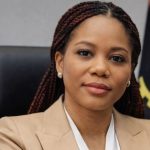 Fotografia mostrando o logótipo da SGA - Sociedade de Gestão de Aeroportos de Angola em destaque numa fachada de vidro de um edifício administrativo, simbolizando a instituição sob denúncia dos trabalhadores por má gestão de Nérica Pita-Grós