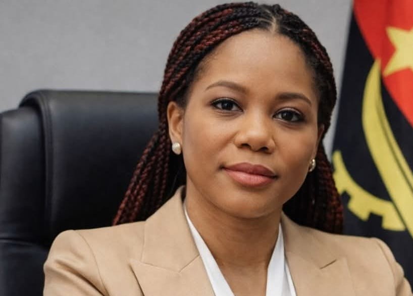 Fotografia mostrando o logótipo da SGA - Sociedade de Gestão de Aeroportos de Angola em destaque numa fachada de vidro de um edifício administrativo, simbolizando a instituição sob denúncia dos trabalhadores por má gestão de Nérica Pita-Grós