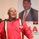 General Higino Carneiro, candidato à presidência do MPLA, durante conferência ou ato oficial em Luanda