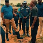 Administrador Fernando Francisco João caminha em zona alagada do bairro Kidimuene, em Cacuaco, acompanhado por técnicos e moradores durante inspeção após fortes chuvas.