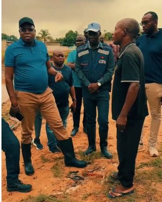 Administrador Fernando Francisco João caminha em zona alagada do bairro Kidimuene, em Cacuaco, acompanhado por técnicos e moradores durante inspeção após fortes chuvas.