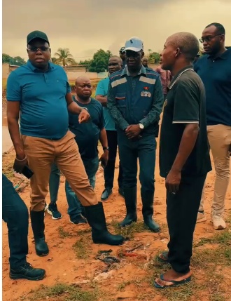 Administrador Fernando Francisco João caminha em zona alagada do bairro Kidimuene, em Cacuaco, acompanhado por técnicos e moradores durante inspeção após fortes chuvas.