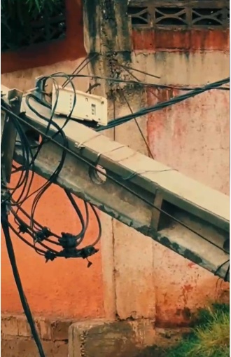 Administrador Fernando Francisco João caminha em zona alagada do bairro Kidimuene, em Cacuaco, acompanhado por técnicos e moradores durante inspeção após fortes chuvas.