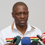 Retrato de Norberto Garcia, novo Diretor-Geral do CEFOJOR, falando aos microfones da imprensa em Angola.