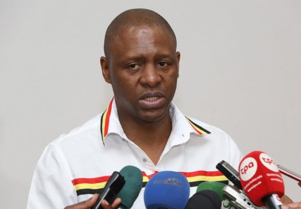 Retrato de Norberto Garcia, novo Diretor-Geral do CEFOJOR, falando aos microfones da imprensa em Angola.