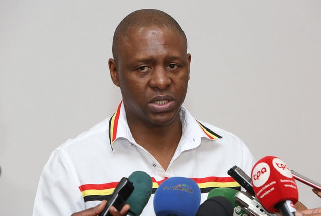 Retrato de Norberto Garcia, novo Diretor-Geral do CEFOJOR, falando aos microfones da imprensa em Angola.