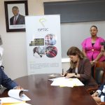 Representantes do Grupo MCA e do ISPTEC durante assinatura de protocolo de cooperação para atribuição de bolsas de estudo e programas de estágio a estudantes angolanos.