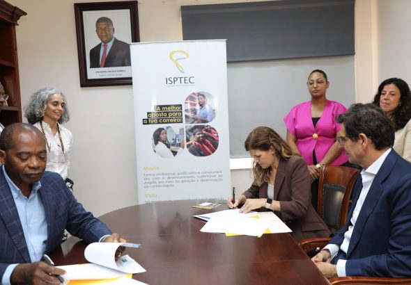 Representantes do Grupo MCA e do ISPTEC durante assinatura de protocolo de cooperação para atribuição de bolsas de estudo e programas de estágio a estudantes angolanos.