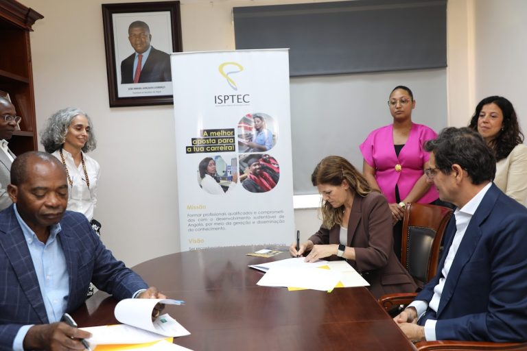 Representantes do Grupo MCA e do ISPTEC durante assinatura de protocolo de cooperação para atribuição de bolsas de estudo e programas de estágio a estudantes angolanos.