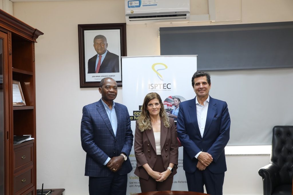 Representantes do Grupo MCA e do ISPTEC durante assinatura de protocolo de cooperação para atribuição de bolsas de estudo e programas de estágio a estudantes angolanos.
