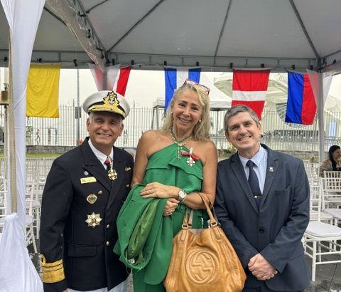 Famosa jornalista brasileira, Claudia Cataldi, recebe medalha da Marinha do Brasil