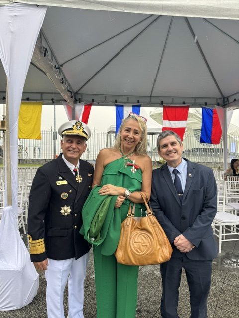 Famosa jornalista brasileira, Claudia Cataldi, recebe medalha da Marinha do Brasil