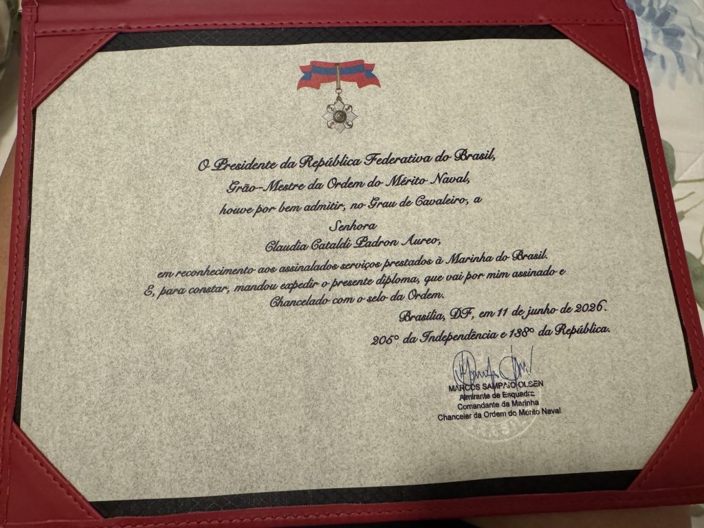 Famosa jornalista brasileira, Claudia Cataldi, recebe medalha da Marinha do Brasil