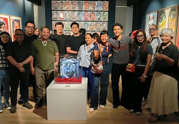 Rajata Hakim: jovem talento indonésio transforma memórias e identidade em arte no coração de Jakarta