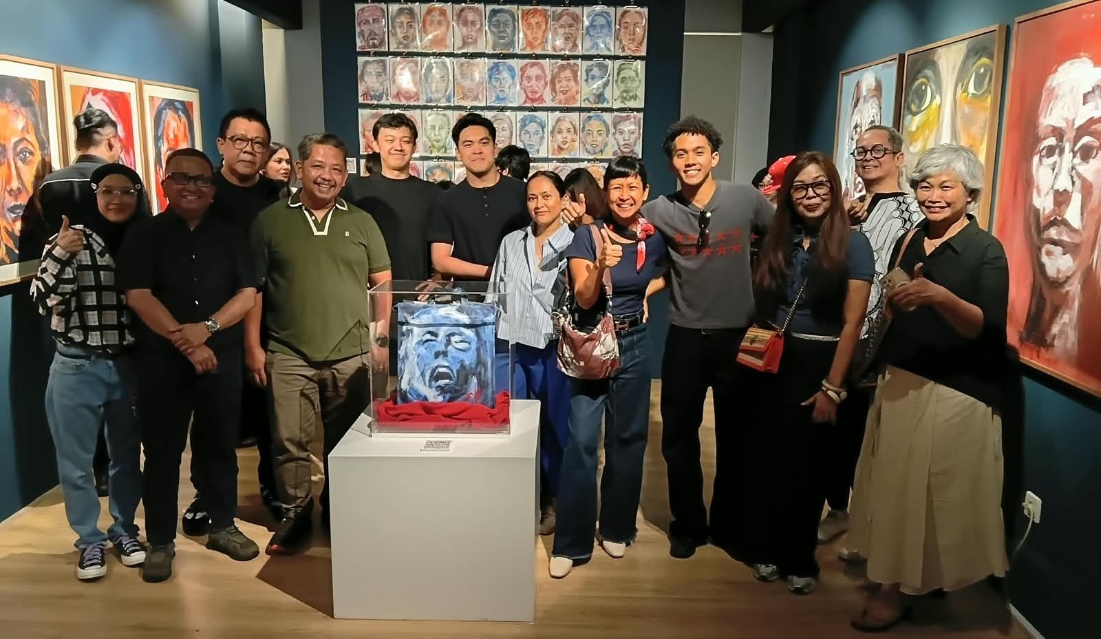 Rajata Hakim: jovem talento indonésio transforma memórias e identidade em arte no coração de Jakarta